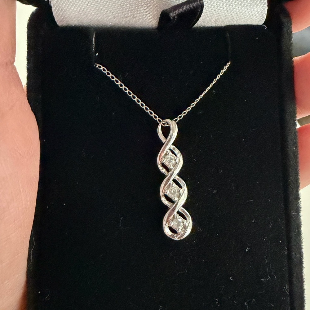 10k white gold graduated diamond pendant on 14k white gold chain